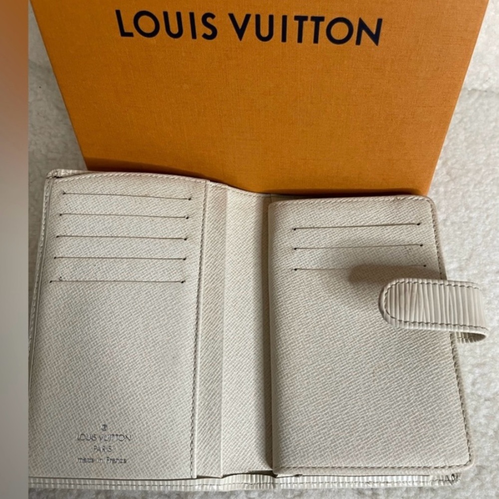 Louis Vuitton kisslock Ivory Textured Wallet - Picture 2 of 6